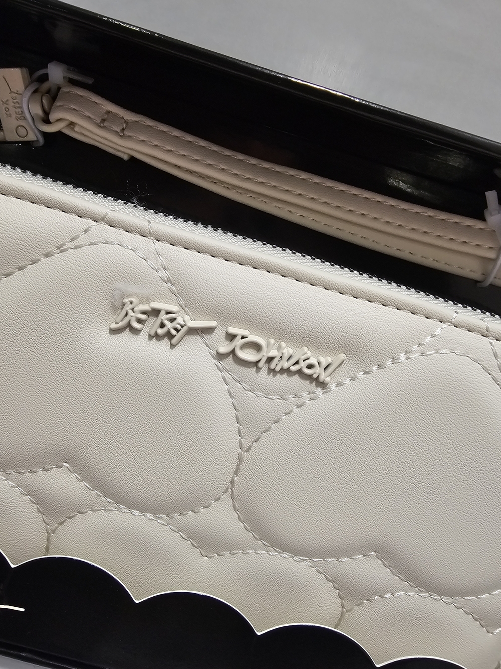 Betsey Johnson Chalk White Quilted Hearts Zip Around Wristlet Wallet NIB NWT - Picture 2 of 10